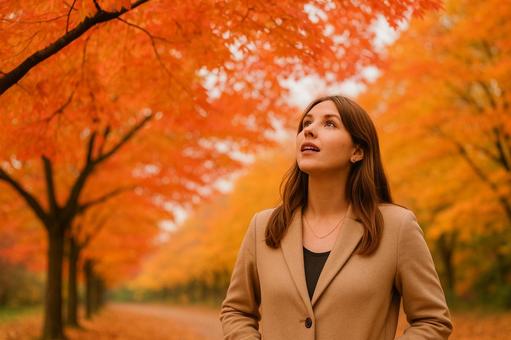 紅葉を見上げる女性 紅葉を見上げる女性の写真