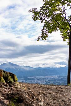 山並みと雲、遠くに見える街 山,山並み,雲の写真素材