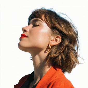 上を向く女性 上を向く女性の写真