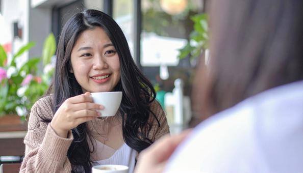 カフェで楽しむ女性 カフェで楽しむ女性の写真