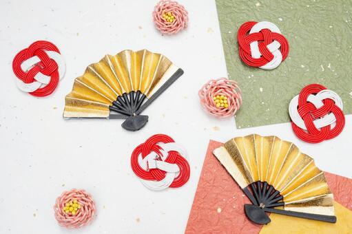 水引飾りと金扇子の華やかな和風背景 水引,扇子,金色の写真素材