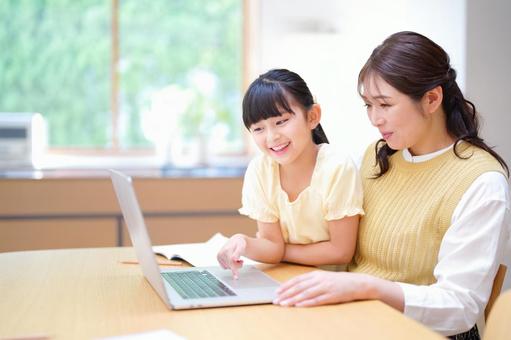 パソコンを指で操作する笑顔の女の子 パソコンを指で操作する笑顔の女の子の写真