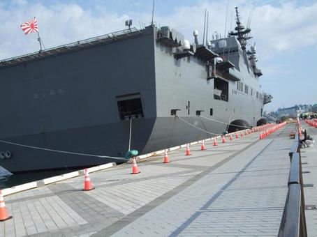 護衛艦ひゅうがの日章旗と一般公開の日 護衛艦ひゅうが,護衛艦,ひゅうがの写真素材