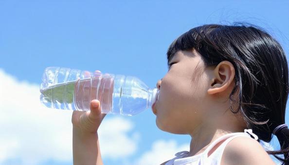 水を飲む女性 水を飲む女性の写真