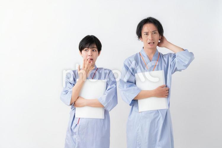 白バックの若い男女の患者 患者,人間ドック,カップルの写真素材