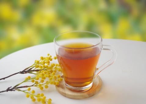 紅茶 ガラスのティーカップ 黄色い花 紅茶 ガラスのティーカップ 黄色い花 紅茶,ティー,ティーカップの写真素材
