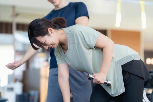 スポーツジムでトレーニングをする若い男女 スポーツジム,フィットネス,ダイエットの写真素材