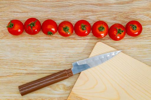 ミニトマトと調理器具（まな板と包丁） ミニトマト,トマト,プチトマトの写真素材