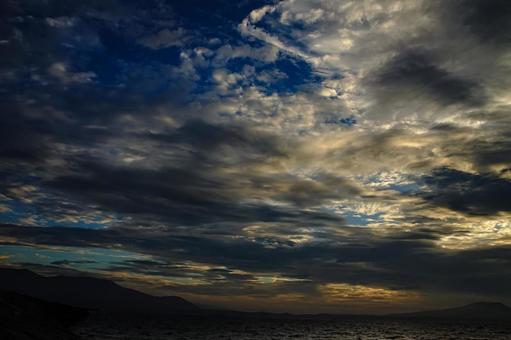 <Goto scenery> Coastal scenery at dawn on a cloudy summer day, JPG <Goto scenery> Coastal scenery at dawn on a cloudy summer day, JPG