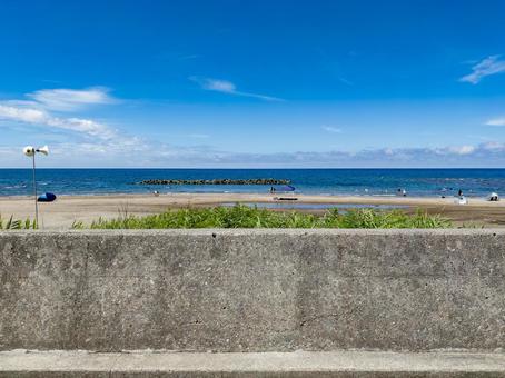 夏の青空と海、防波堤越しの風景 海,砂浜,青空の写真素材