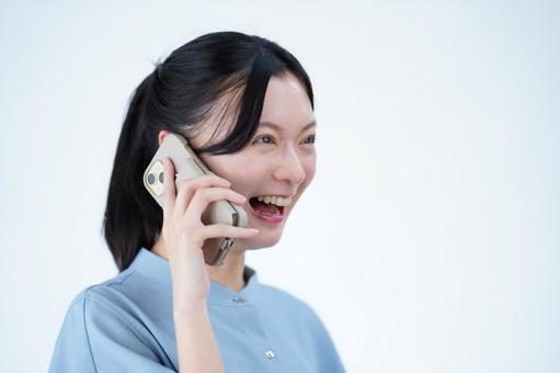 女性がスマホを手に怒鳴る 女性,スマートフォン,持つの写真素材