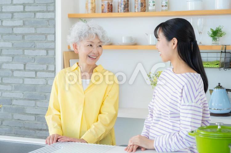 キッチンで料理をする孫と祖母 料理,家族,シニアの写真素材