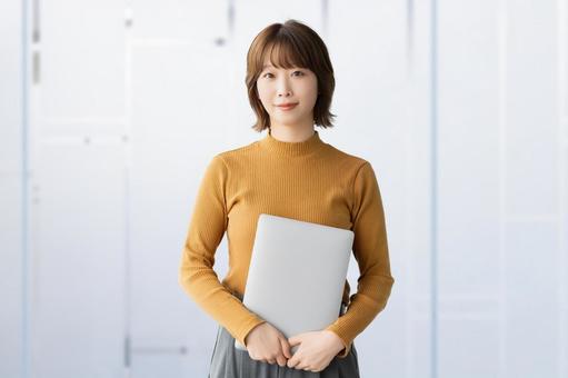 パソコンを持つ女性・ビジネスウーマン 女性,パソコン,笑顔の写真素材