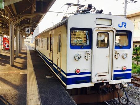 宇部新川駅に停車中の電車 山口,山口県,鉄道の写真素材