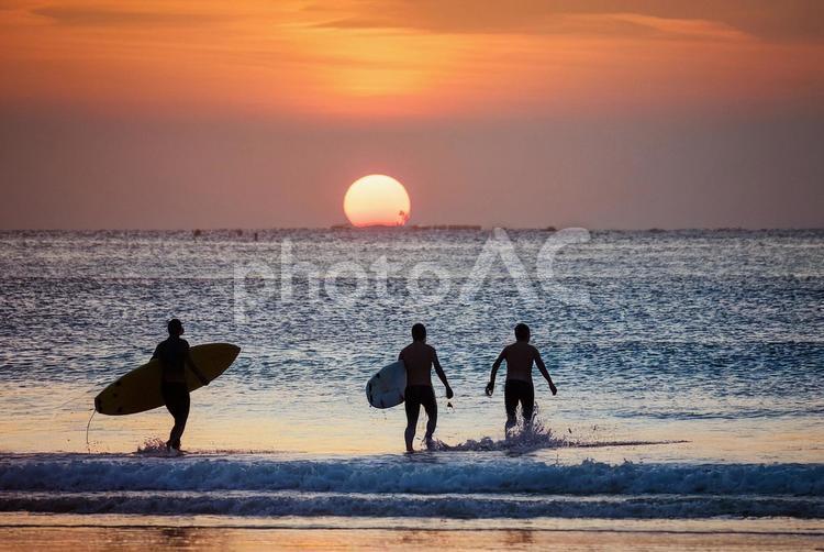 サーファーと夕日 サーフィン,海,マリンの写真素材