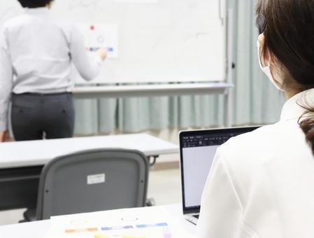 Woman taking a lecture ⑤ Woman taking a lecture ⑤