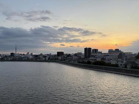 暮れゆく空と都会のシルエット 暮れゆく空と都会のシルエットの写真