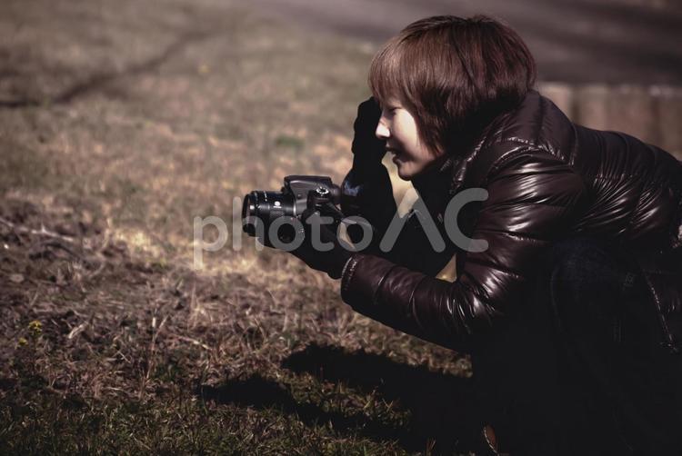 ※＜人物＞森の中で写真撮影をする女性 女性,人物,笑顔の写真素材