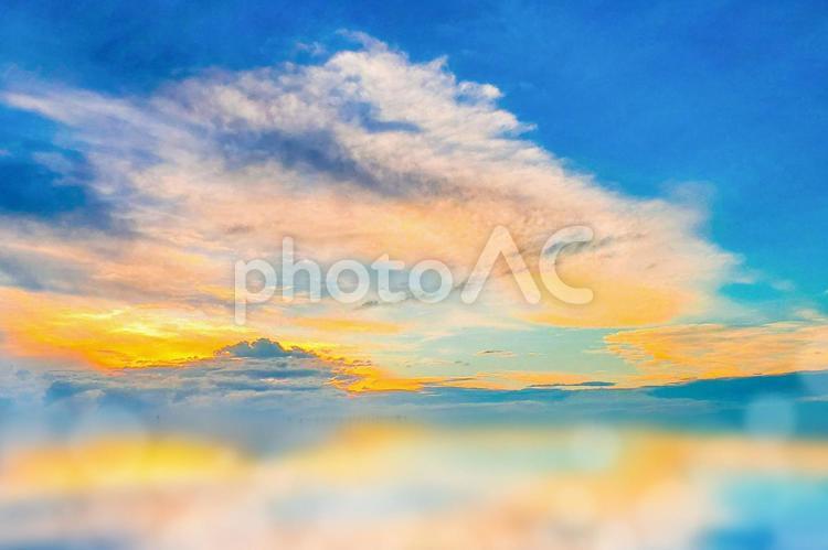 雲　夕暮れ　反射　レイヤー psd,分割,空と海の写真素材
