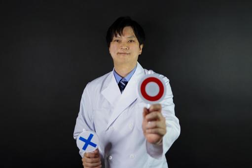 正解マークを提示する医師 正解マークを提示する医師の写真