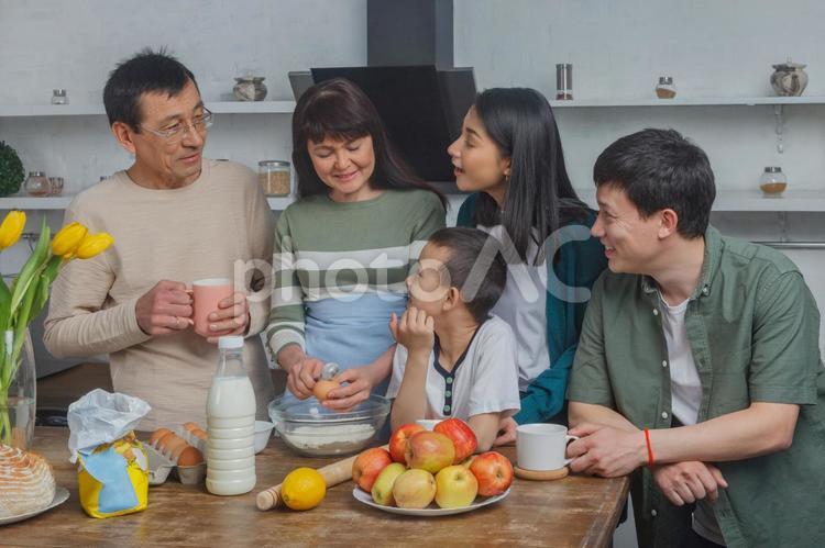 料理する三世代のアジア人ファミリー4 アジア人,家族,料理の写真素材