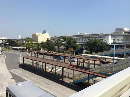 Bus stops, streetscapes, and scenery from the footbridge in front of Isogo Station, isogo station, in front of the station, pedestrian overpass, JPG