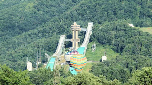 夏の朝の白馬ジャンプ競技場と熱気球 夏の朝の白馬ジャンプ競技場と熱気球の写真