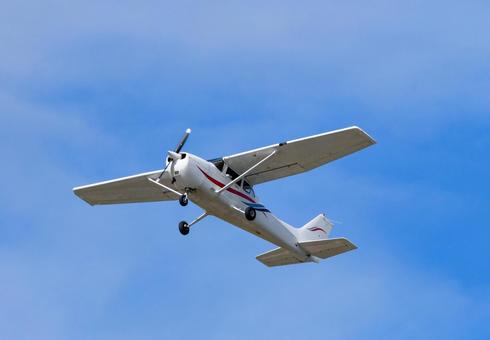 空を飛ぶ飛行機 空を飛ぶ飛行機の写真