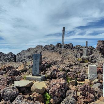 山頂の碑 山頂の碑の写真