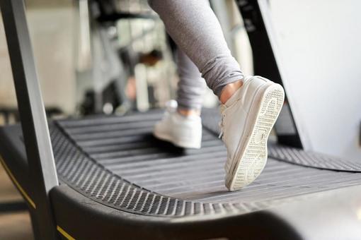 The feet of an Asian woman running on a treadmill, chạy, chạy bộ, đàn bà, JPG