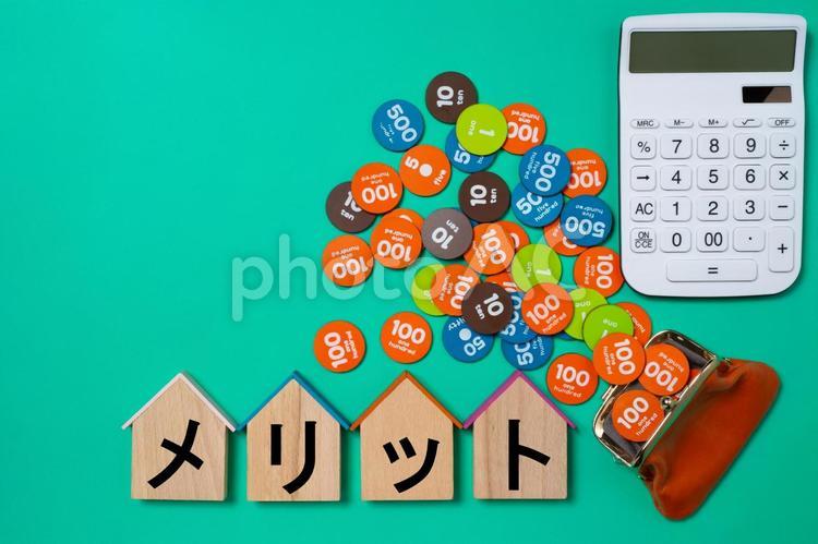 おもちゃのお金と財布とメリットの文字 お金,貯金,財布の写真素材