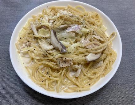 キャベツときのこのクリームスープパスタ パスタ,ワンパンパスタ,スープパスタの写真素材