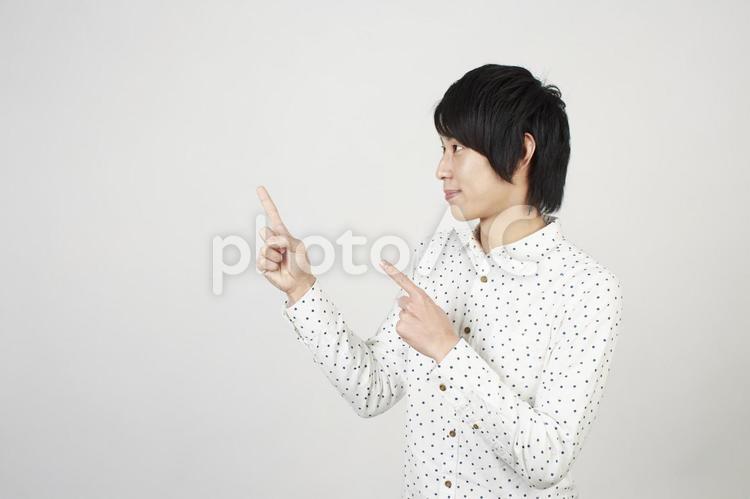 指さす男性7 男性,指差し,案内の写真素材