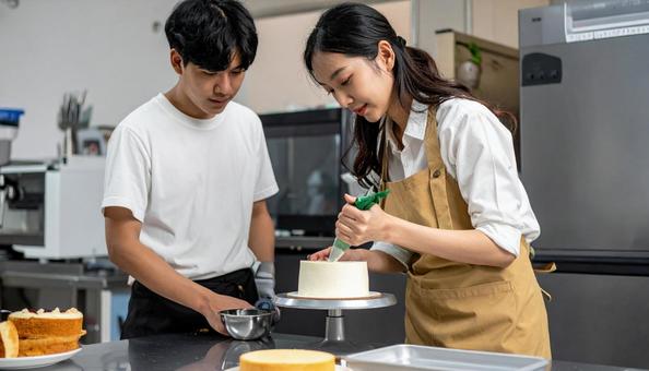 飾りつけするケーキ屋でバイトする女性 飾りつけするケーキ屋でバイトする女性の写真