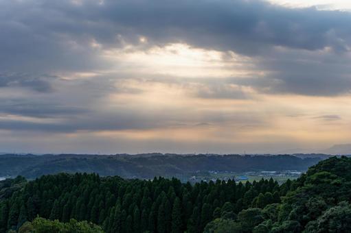 雲間から差す光 雲間から差す光 夕暮れ,夕方,日没の写真素材