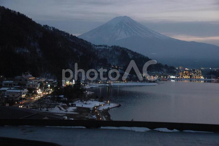 湖ごしにのぞむ黄昏時の富士山 風景,山,湖の写真素材