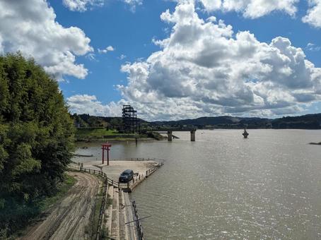 市原湖畔美術館の藤原式揚水機と鳥居 市原湖畔美術館の藤原式揚水機と鳥居 市原湖畔美術館,藤原式揚水機,オブジェの写真素材
