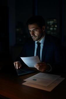 夜のオフィスで残業 夜のオフィスで残業の写真