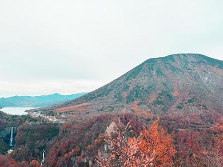 紅葉の始まった男体山・日光・華厳の滝 紅葉,秋,風景の写真素材