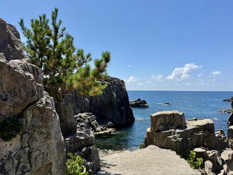 夏の昼間の東尋坊 夏の昼間の東尋坊 柱状節理,磯辺,水面の写真素材
