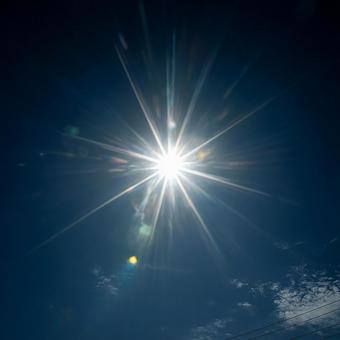青空に輝く太陽の光 青空に輝く太陽の光の写真