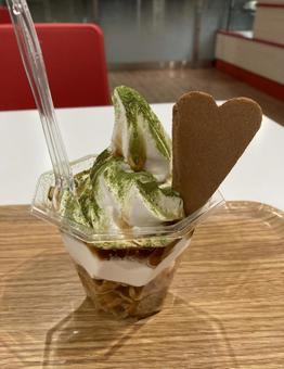 ソフトクリーム抹茶がけ×黒みつ ハート,ソフトクリーム,デザートの写真素材