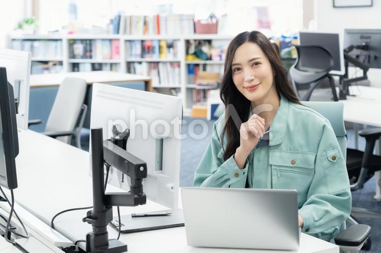 オフィスで仕事をする若い女性エンジニア エンジニア,設計士,ビジネスの写真素材