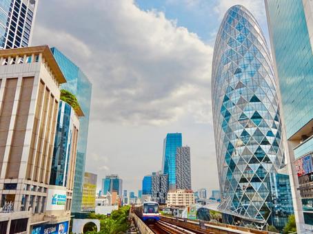 BTSスカイトレインと都会な高層ビル群 BTSスカイトレインと都会な高層ビル群 青空,空,スカイラインの写真素材