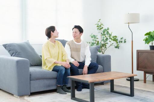 リビングで雑談をするカップル カップル,夫婦,恋人の写真素材