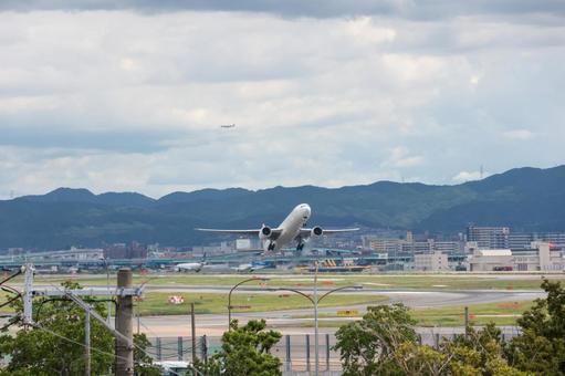 福岡の空に描く軌跡 福岡の空に描く軌跡 飛行機,航空機,旅客機の写真素材