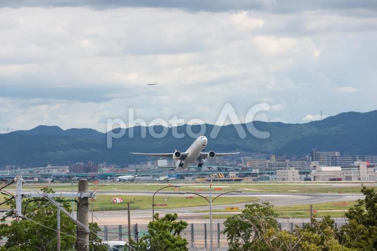 福岡の空に描く軌跡 飛行機,航空機,旅客機の写真素材