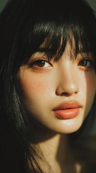 光に包まれた、美しい瞳のアジア人女性 光に包まれた、美しい瞳のアジア人女性の写真