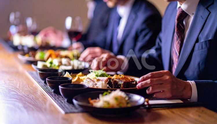 日本人ビジネスエリート男性だけの会食 ビジネスエリート,幹部,社長の写真素材