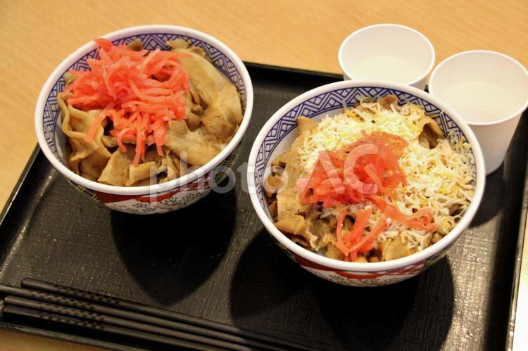 豚丼とチーズ豚丼 豚丼,紅しょうが,吉野家の写真素材